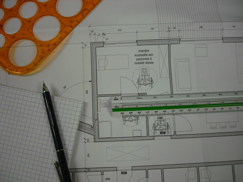 Plans d'architecte avec latte, bic, bloc de feuilles