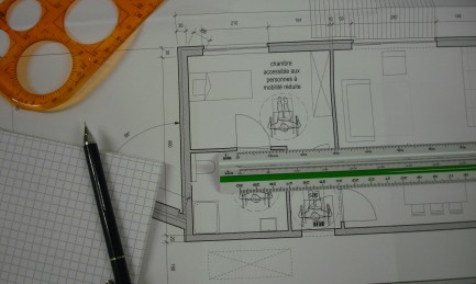 Plans d'architecte avec latte, bic, bloc de feuilles