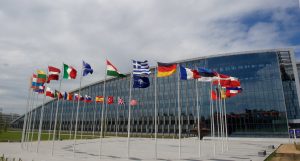 Vue extérieure du nouveau Siège de l'Otan avec les drapeaux de l'OTAN et des 29 pays membres